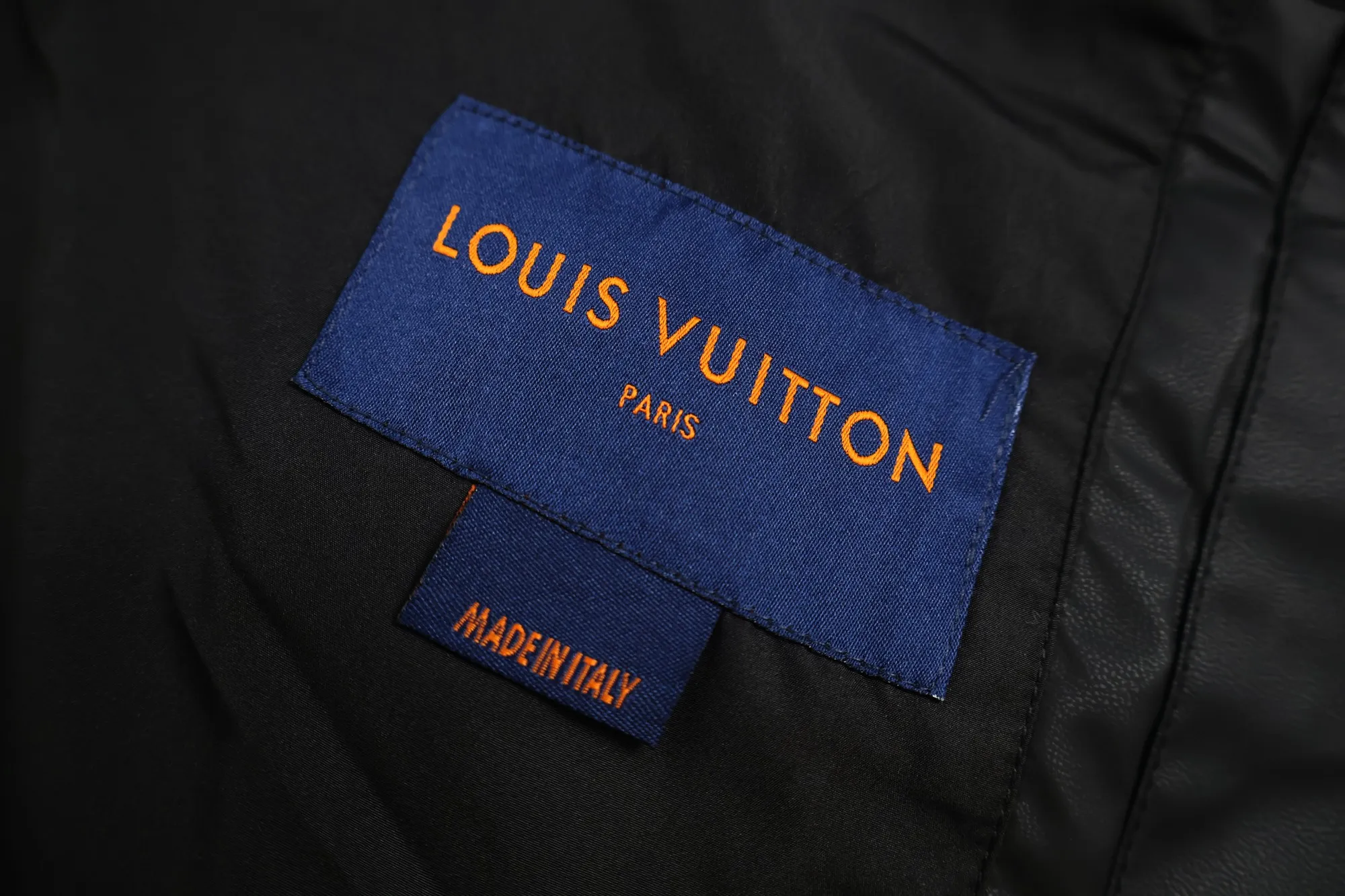 🅿️1100 1v technical leather embossed embossed down vest (black) This waist jacket is a technical leather full-width embossed Monogram pattern. The outer fabric is made of 100% nylon as a black technical film coating, and the other lining is 84% ​​polyester fiber + 16% nylon blended fabric. The national standard 480g 90% goose down filling has good fluffiness and no sense of oppression when worn on the body. The slim fit makes you slim and avoids bloat. The design concept is very outstanding. It comes from vacuum filling technology, which increases the air barrier and maintains the original softness, elasticity and feel of down. It has an anti-drilling design, three layers of anti-drilling fabrics, four layers of locking velvet technology, and an embossed process on the face. Stand collar and elastic cuffs enhance comfort. Molded hardware zipper pullers, molded engraved eyelets at the hem tightening area, adjustable elastic drawstrings, exclusive heavy-duty style. Size:50-52-54-56